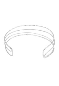 Bracelet en argent, composé de trois bandes torsadées, avec des extrémités ouvertes, une texture lisse et un design minimaliste adapté à un usage quotidien.