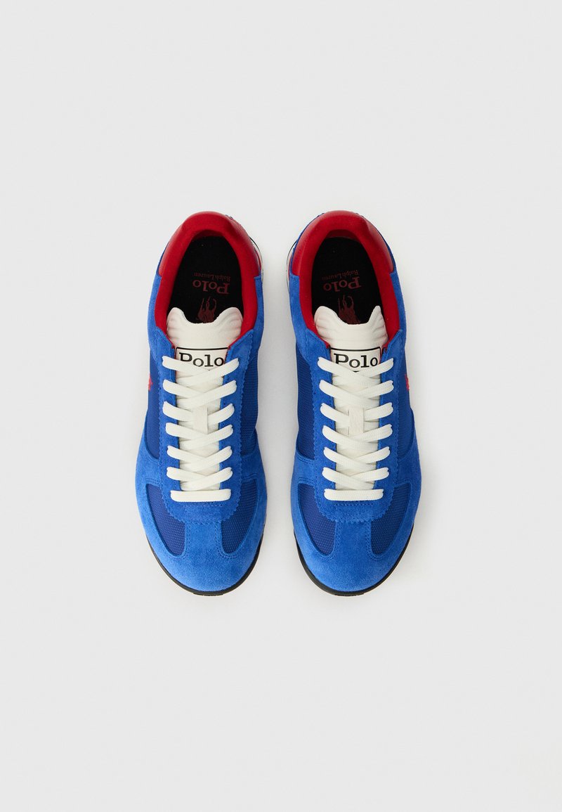 Sneakers in suede blu con accenti rossi, lacci bianchi e suole nere. Presentano un design in rete e il marchio "Polo" sulla linguetta.