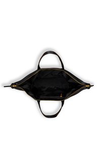 Borsa tote in pelle nera con cerniera dorata completamente aperta, che mostra un ampio interno e una tasca interna con cerniera, dotata di due manici.