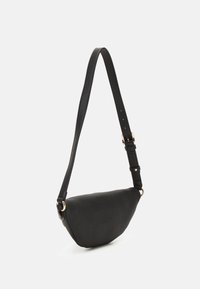 Černá kožená kabelka na rameno s zakřiveným tvarem, jemnou texturou a nastavitelným popruhem. Obsahuje akcenty ve zlaté barvě.