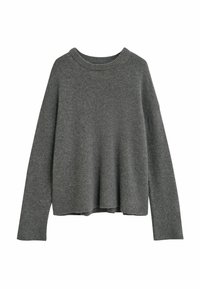 Grauer Strickpullover mit weiter runder Ausschnittöffnung, überschnittenen Schultern sowie gerippten Bündchen und Saum. Das Material wirkt weich und strukturiert.