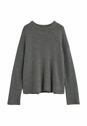 Maglione grigio a maglia con ampio scollo rotondo, spalle scese e polsini e orlo a costine. Il materiale sembra morbido e con una texture interessante.