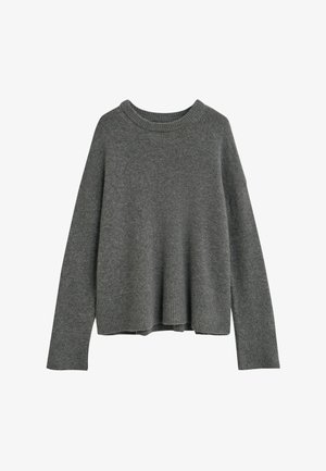 Grauer Strickpullover mit weiter runder Ausschnittöffnung, überschnittenen Schultern sowie gerippten Bündchen und Saum. Das Material wirkt weich und strukturiert.