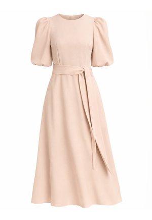 Beżowa sukienka midi z krótkimi bufkami, okrągłym dekoltem, dopasowaną talią i długim paskiem zawiązanym po boku.
