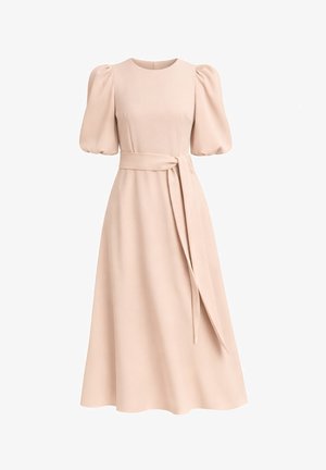 Beżowa sukienka midi z krótkimi bufkami, okrągłym dekoltem, dopasowaną talią i długim paskiem zawiązanym po boku.