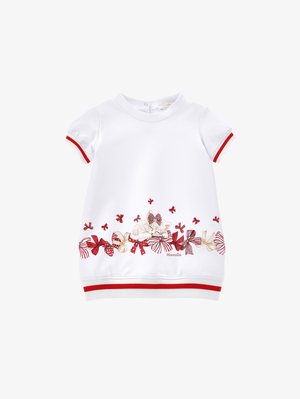 Vestido de sudadera blanco con mangas cortas, detalles en rojo, que presenta un diseño impreso de un gato entre lazos y patrones coloridos en el dobladillo.