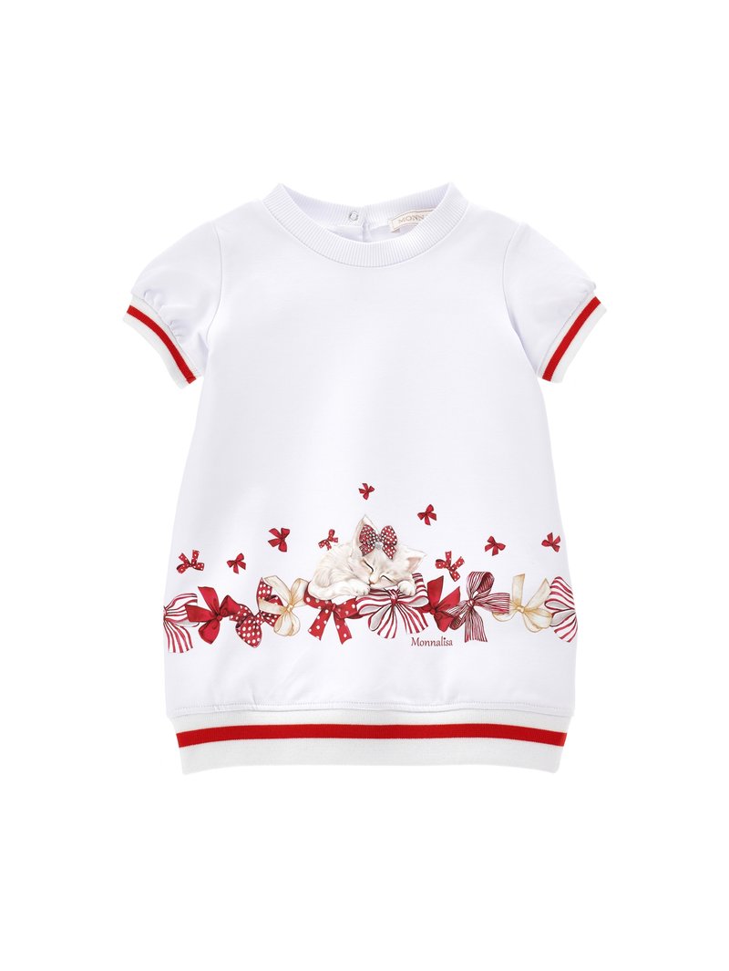 Vestido de sudadera blanco con mangas cortas, detalles en rojo, que presenta un diseño impreso de un gato entre lazos y patrones coloridos en el dobladillo.