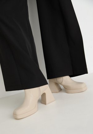 Højhælede støvletter - off-white