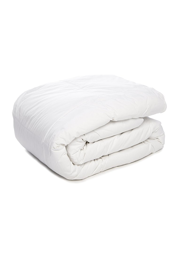 Duvet bianco trapuntato piegato ordinatamente. Tessuto morbido con una texture liscia e una cucitura uniforme, caratterizzato da una forma rettangolare compatta.