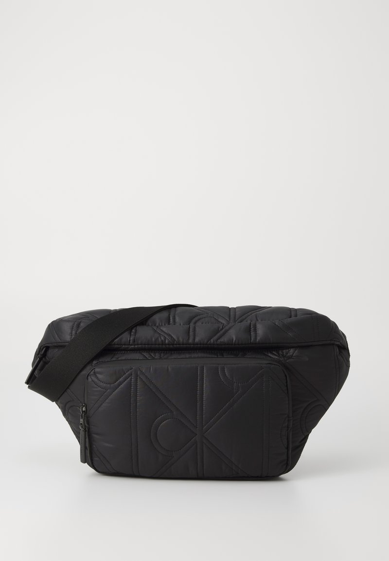 Juodas siuvinėtas peties krepšys su užtrauktuku priekinėje kišenėje, reguliuojama juosta ir geometriniu raštu, išsiuvinėtų ant audinio.