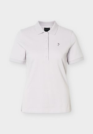 Bílá polo košile s krátkými rukávy, se čtyřmi knoflíky, límečkem a malým šedým vyšívaným logem na levé straně hrudi.