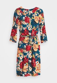 Blumenmusterkleid mit türkisfarbenem Hintergrund, das rote, orange und weiße Blumen zeigt. Es hat einen runden Ausschnitt, dreiviertellange Ärmel und einen Taillengürtel.