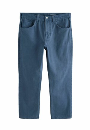 Herren-Casual-Hose mit geradem Schnitt in einfarbigem Blau, mit Gürtelschlaufen, Knopfverschluss sowie Vorder- und Münztaschen, flach auf weißem Hintergrund ausgelegt.