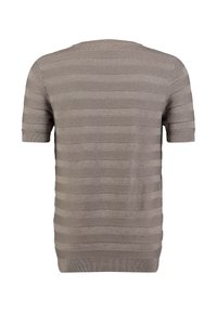 Maglione a maniche corte lavorato a maglia in taupe con righe orizzontali testurizzate, polsini e orlo a costine, mostrato da dietro su uno sfondo bianco.