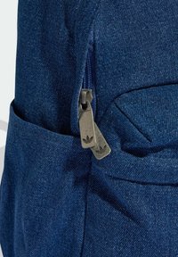 Σκούρο μπλε τζιν σακίδιο πλάτης με βασικό διαμέρισμα με φερμουάρ και διπλούς μεταλλικούς μηχανισμούς φερμουάρ, λεπτομέρεια τσέπης και υφασμάτινη υφή.