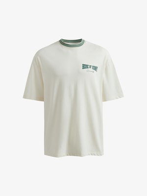 Cremfarbendes T-Shirt mit kurzen Ärmeln, das einen gestreiften grünen Kragen und ein dunkelgrünes Logo auf der linken Seite aufweist. Aus weichem Baumwollmaterial mit lockerer Passform.