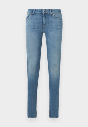 Lys blå, smale jeans med forlommeknapper, glidelåslukking og fem lommers design på en ensfarget hvit bakgrunn.