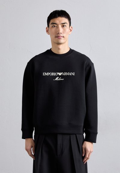 Černá mikina vyrobená z bavlněné směsi, s kulatým výstřihem, dlouhými rukávy a vyšívaným logem "EMPORIO ARMANI Milano" na přední straně.