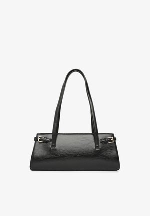 Borsa nera con finitura lucida, forma rettangolare, due manici lunghi e dettaglio con fibbia sul lato. Texture liscia, design minimale.
