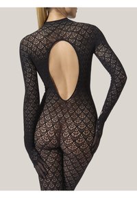 Svart spetsbodysuit med långa ärmar och öppen rygg. Har ett detaljerat, vågigt mönster genom hela tyget. Kroppsnära design.