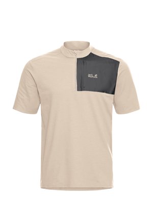 Beige shirt met korte mouwen, een kwart rits en een zwart borstzakje met het Jack Wolfskin-logo aan de linkerkant.