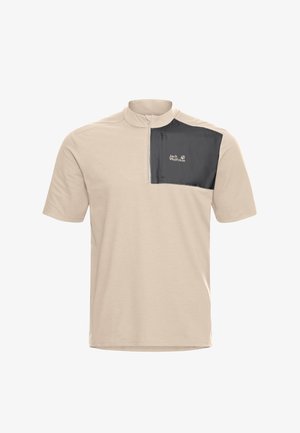 Beige shirt met korte mouwen, een kwart rits en een zwart borstzakje met het Jack Wolfskin-logo aan de linkerkant.