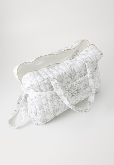 Borsa tote trapuntata bianca con motivo floreale grigio, cerniera dorata e manici in tessuto doppi. Interno spazioso con una fodera morbida.