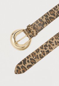 Leopardimustriga nahkrihm kuldse karikakra kuju pansiga. Omab rihmal mitmeid reguleeritavaid auke.