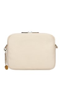 Clutch in pelle crema con finitura texturizzata, forma rettangolare, hardware dorato e un'accortezza in catena attaccata al tirante della cerniera per un tocco di dettaglio in più.