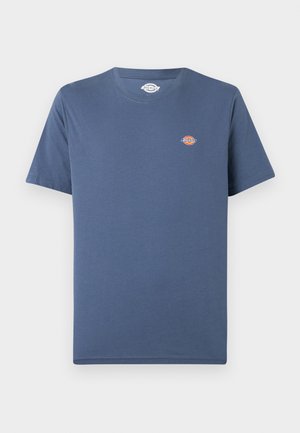 Silmapaistmatu sinine lühikeste varrukatega ümara kaelusega t-särk, millel on vasakul rinnal väike ümmargune mitmevärviline logo.