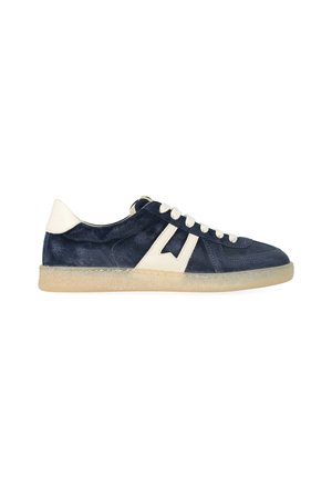 Sneaker in camoscio blu navy con dettagli bianchi, suola beige, lacci bianchi e un distintivo design angolare bianco sul lato.