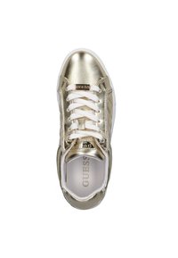 Gouden metalen sneaker met witte accenten, met een ronde neus, platte veters en een gemarkeerde inlegzool. Gladde textuur en subtiele glans.