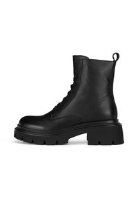 Czarne skórzane botki za kostkę z zaokrąglonym noskiem, sznurowanym przodem, grubą podeszwą na platformie oraz pętelką z tyłu ułatwiającą zakładanie.