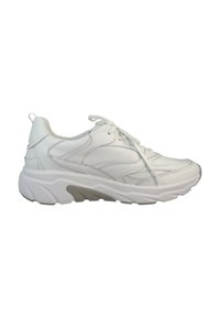 Witte sportschoen met gestructureerd synthetisch bovenwerk, vetersluiting, gevoerde zool en een lichte, chunky silhouette.