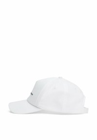 Hvid bomulds baseballkaps med en buet skygge, justerbar rem og minimalistisk sort tekst foran. Glat tekstur.