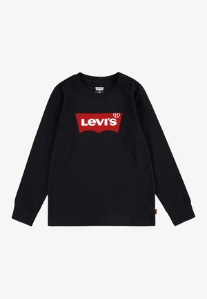 Czarna koszula z długim rękawem z czerwonym logo Levi's na środku klatki piersiowej na jednolitym białym tle.
