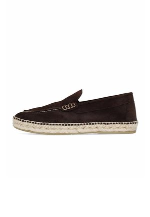 Donkerbruine suède loafer met beige gevlochten touwzool en decoratieve stiksels langs de bovenrand.