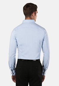 Vincenzo Boretti SUPER TAILLIERT STRETCH - Chemise - eisblau dunkelblau