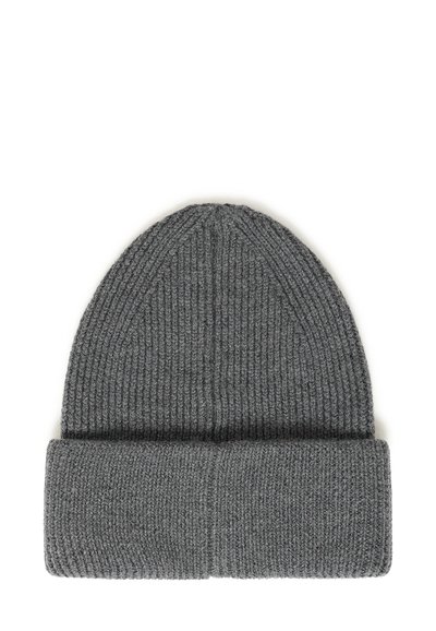 Tumši pelēkā trikotāža cepure ar plašu salocītu malas, ribotu tekstūru un noapaļotu augšu uz balta fona.