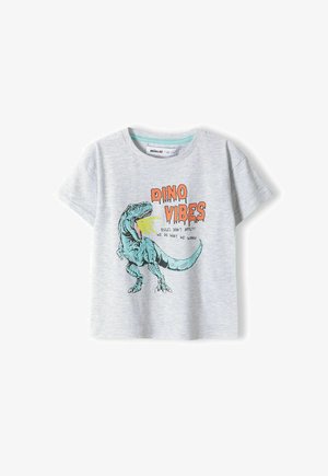 Tricou gri cu mânecă scurtă, având un grafic cu un dinozaur turcoaz și textul "DINO VIBES" în portocaliu. Material din bumbac moale.