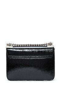 Bolso de mano de charol negro con un acabado texturizado, que presenta una correa de cadena plateada y una forma rectangular elegante. La parte frontal tiene un bolsillo horizontal.
