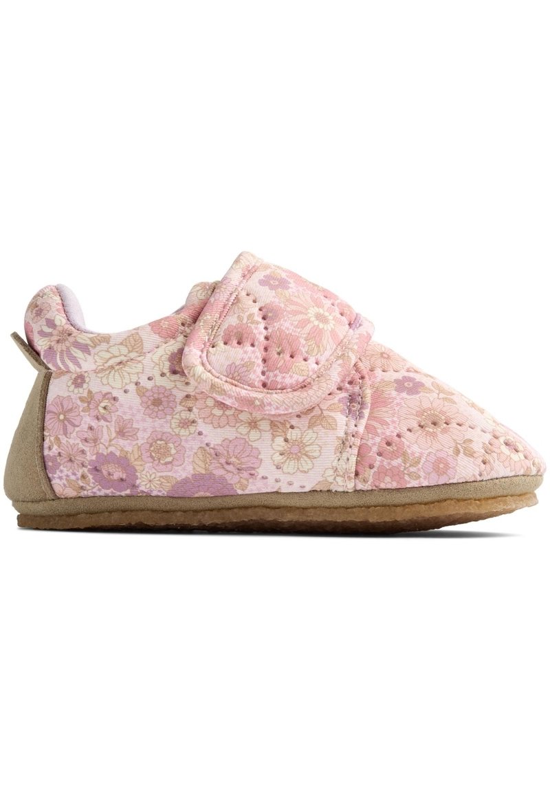 Rosa blommönstrade tygtofflor med kardborreband, rund tå, mjuk textur och en beige sula. Har små utskärningar på ovansidan.