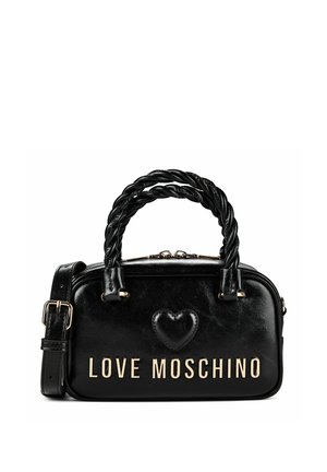Zwarte Moschino Love handtas met gevlochten handvatten, gouden gespband en hartdetail aan de voorkant.