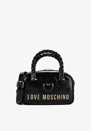 Schwarze Moschino Love Handtasche mit geflochtenen Griffen, goldenem Schnallenriemen und Herzdetail auf der Vorderseite.