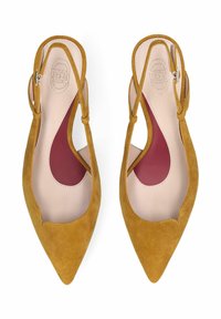 Paire de ballerines slingback en daim jaune moutarde à bout pointu avec semelles intérieures beiges et amorti de voûte plantaire bordeaux, vues de dessus.