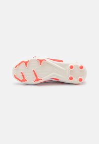 Sola delle scarpe con una base bianca e tacchetti arancioni, con un motivo di presa testurizzato e un design aerodinamico per prestazioni migliorate.