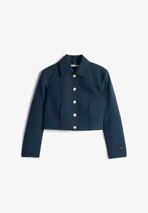 Granatowa krótka kurtka z kołnierzykiem, wyposażona w sześć złotych guzików z przodu oraz małe logo na rękawie. Gładka tekstura.