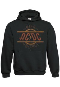 Zwarte hoodie met voorste kangoeroezak. Heeft een gedrukt grafisch ontwerp in oranje en gele tekst, "HIGH VOLTAGE AC/DC," met bliksemschichtaccenten.