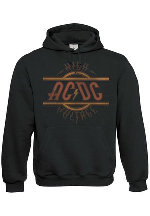 Sort hættetrøje med frontlomme. Har en trykt grafik i orange og gult tekst, "HIGH VOLTAGE AC/DC," med lynakster.