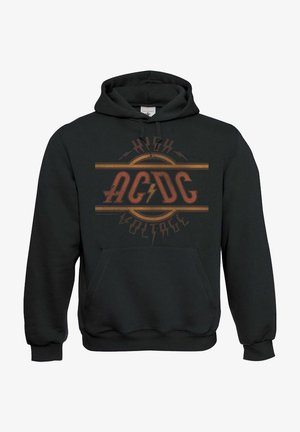 Schwarzer Kapuzenpullover mit Vorderseite-Kängurutasche. Mit einem bedruckten Grafikdesign in orange und gelber Schrift "HIGH VOLTAGE AC/DC" und Blitzelementen.